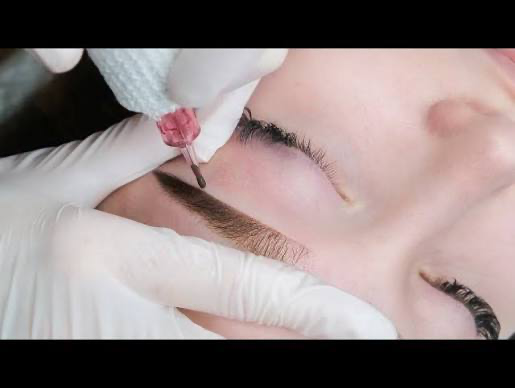 Powderbrows tijdens een behandeling